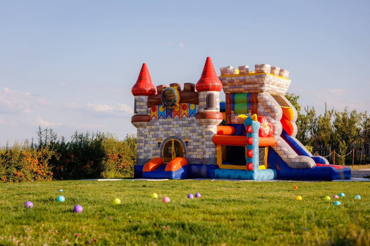 Castillo inflable colorido para fiestas infantiles