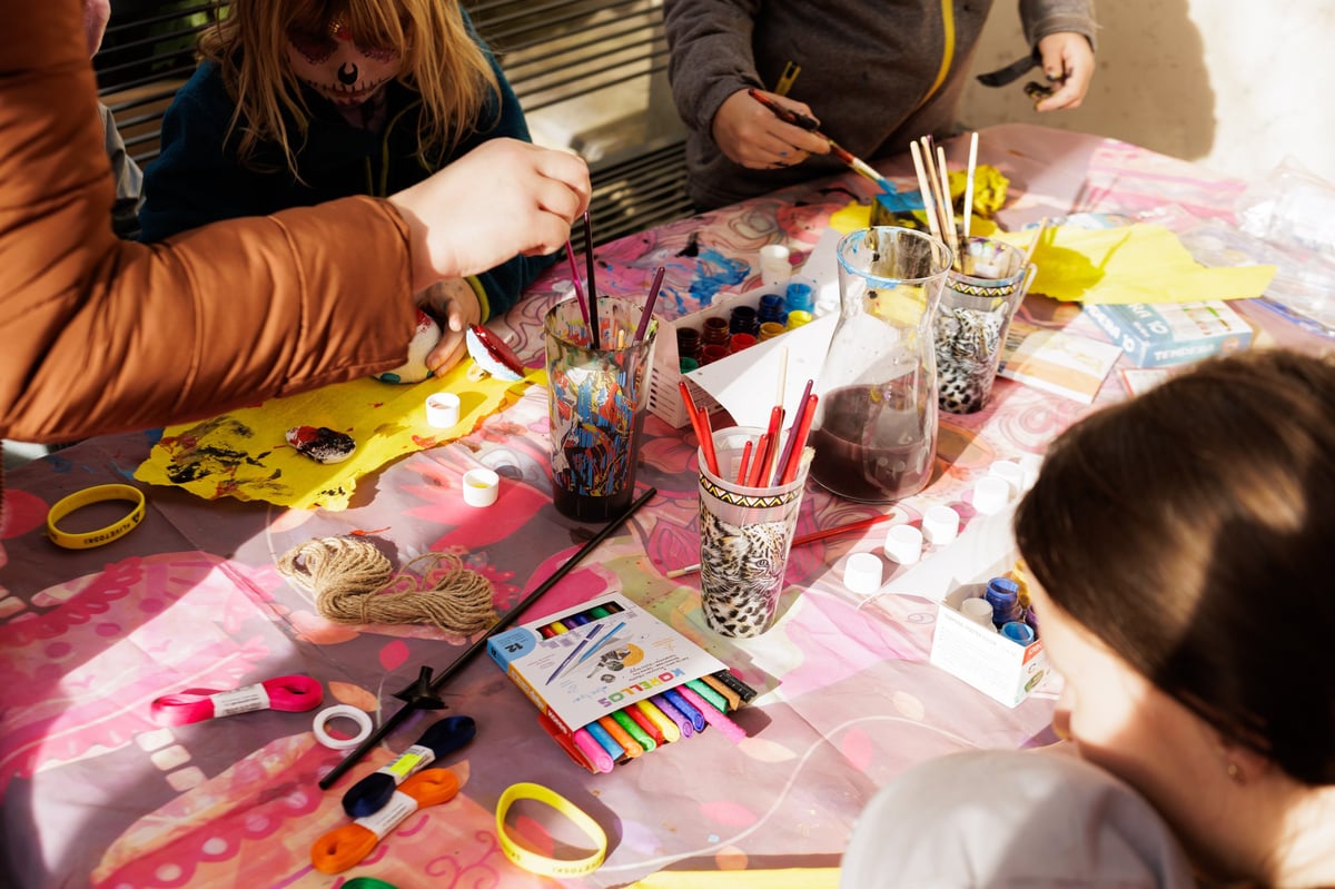 Talleres Infantiles Creativos - Niños pintando y creando arte