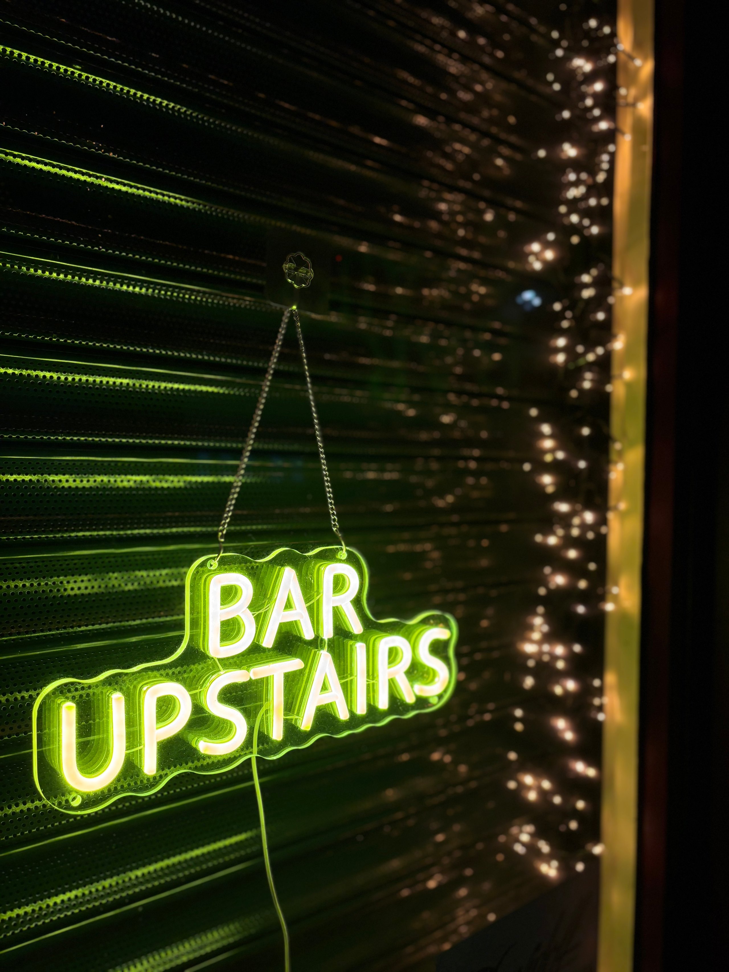 Sala Lounge Negra - Ambiente elegante con luces neon